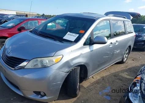 2012 Toyota Sienna Le V6 8 Passenger z USA, uszkodzony, nr VIN 5TDKK3DC2CS258692